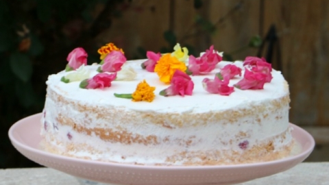 Pastel Tres Leches con Bayas y Flores Comestibles | Edible Houston